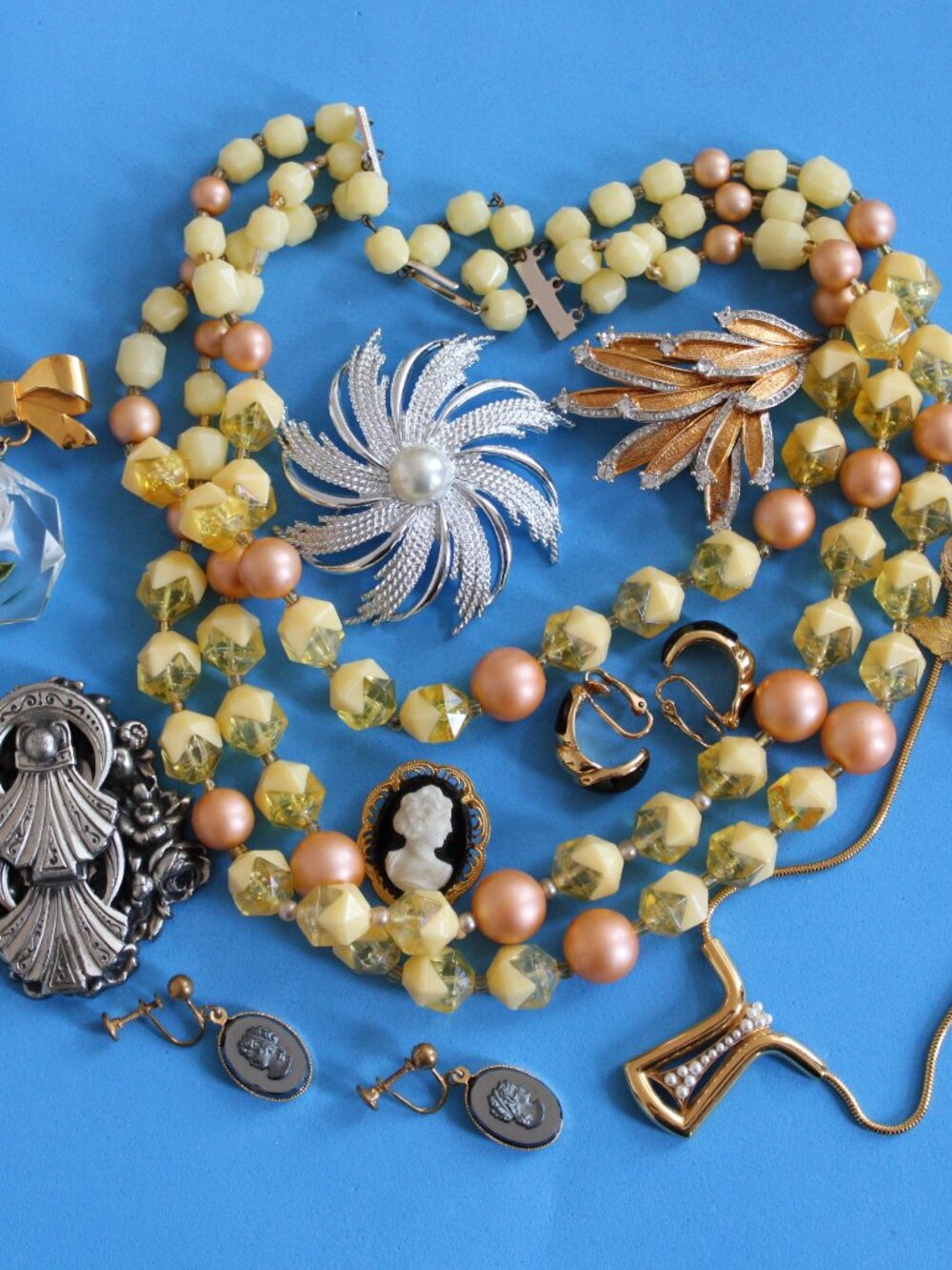 LOT 15. SIGNED AND UNSIGNED HIGHT QUALITY VINTAGE JEWELRY 10 ITEMS
